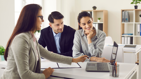 Empleados hablando de los flujos de trabajo de la empresa en relación con la gestión de compras 